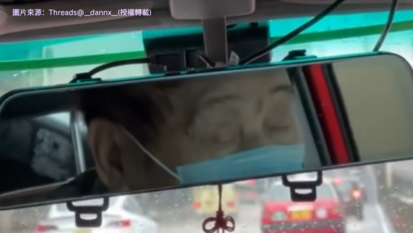 高齡司機疑閉眼駕駛！全家搭的士極驚險 網民促年齡設限：條命喺佢手上