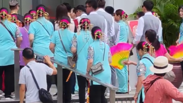 天水围神秘大妈舞围酒店？集体手舞足蹈惹议 网友揭非遗真相轰无知