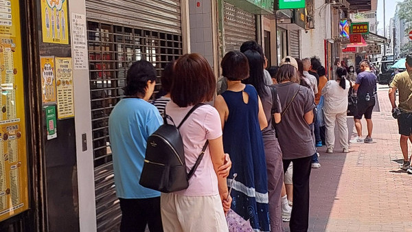 长沙湾餐厅惊现超长人龙！网友直击清晨见“神秘食材”直送！名厨激赞天花板 网友却狠批：有口感没味道