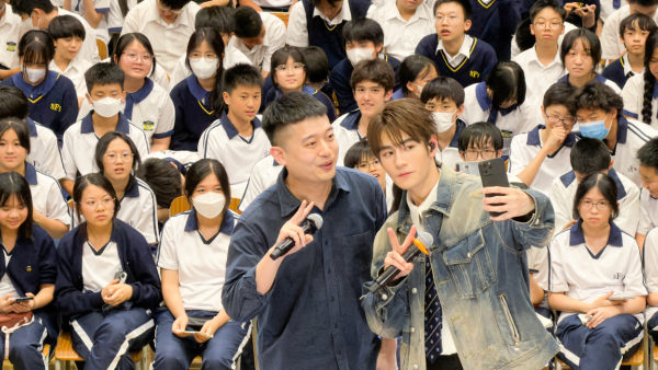 Jeffrey魏浚笙现身小西湾校园Tour惹关注！学生笑问“几时才轮到我学校？”　