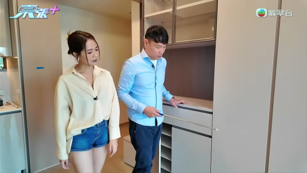 元朗新楼盘未入住先变“水舞间” 镜柜打钉刺穿水管引发瀑布！赔偿9万拉锯3个月