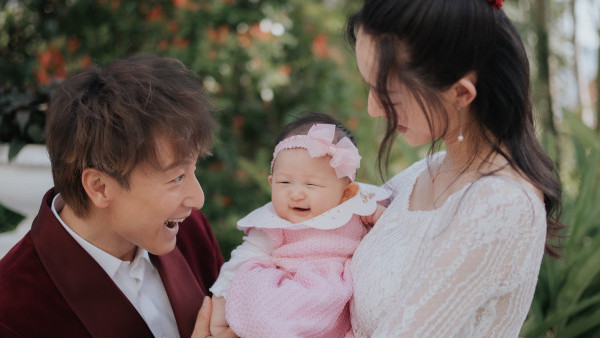 方力申婚後一年香港補影唯美結婚相！全家福曝光太太葉萱仙級顏值超驚艷