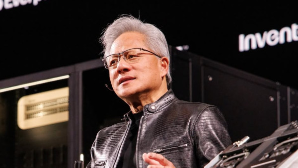 黃仁勳是誰？談「亞洲父母」引熱議！從台南到AI教父成傳奇