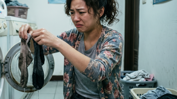 下雨天晾衫全日唔乾兼噏臭？日韓達人教4大速乾秘訣：襪子咁做防變形、風筒加一物5分鐘極速乾衫
