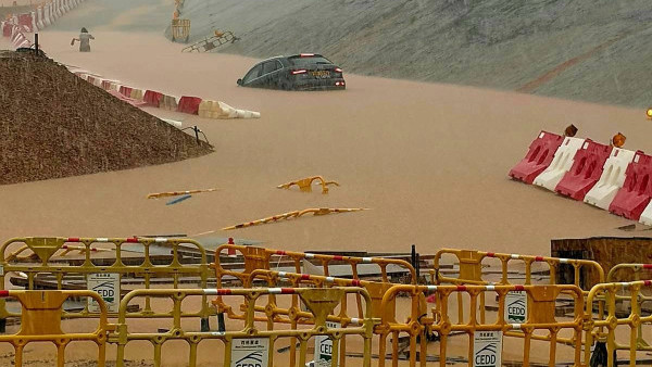 黑雨警告｜屯天元一早暴雨「落到世界末日咁」質疑太遲掛黑雨？居民不滿：點解今朝唔掛