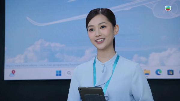飛常日誌II丨郭柏妍狂晒索腿逆光場景超唯美！少女感OL套裝惹激讚：美腿天花板