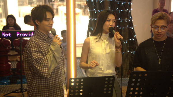 胡鸿钧、吴若希广州街头Busking被包围！演唱会反应热烈紧急加推百张VIP门票