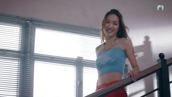 非份之罪丨葉靖儀演MK妹清一色露腰裝超短裙！逃亡戲意外晒腹肌勁搶焦