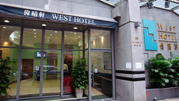 酒店結業潮｜28年歷史佐敦「偉晴軒」門外貼告示告別顧客 成今年第4間酒店結業！網民感嘆：同區已有4間消失