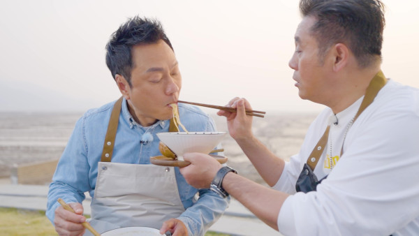 江湖見丨三屆視帝黎耀祥晒驚人廚藝！與麥長青岸邊對決 夕陽下互餵男人的浪漫
