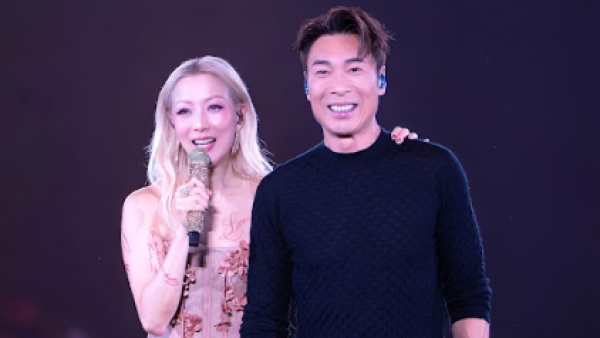 郑秀文答谢会｜第二场夫妻档放闪震撼全场！与许志安世纪拖手合唱《其实你心里有没有我》