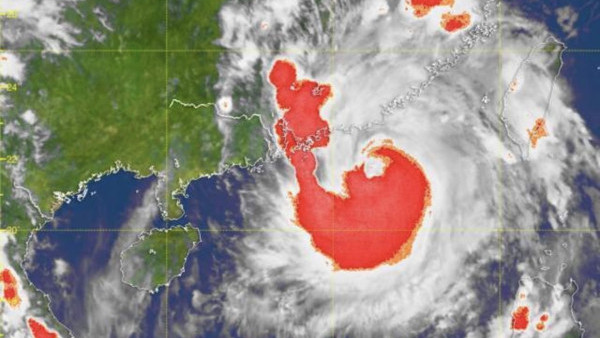9號風球｜颱風逼近香港！天文台凌晨改發9號烈風或暴風信號