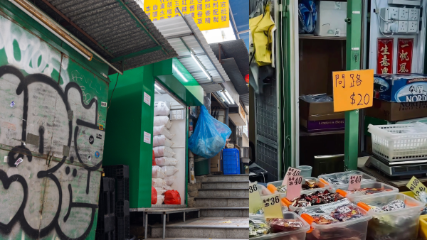 香港小店门口张贴“问路$20”！游客怒斥歧视 网友反击：日问夜问怎么做生意？