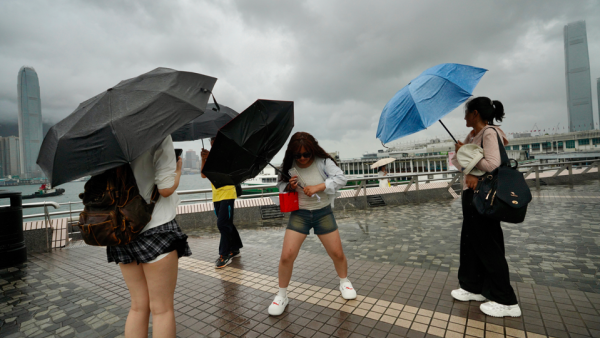 天氣熱話｜港人嘆2個月落足53日雨！網民崩潰：無黑雨假 啲衫完全唔乾