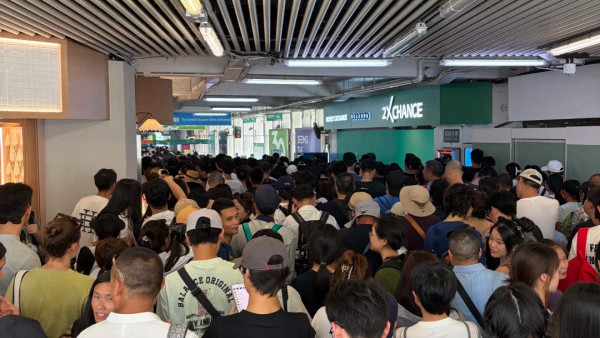 香港录得39.8度高温变蒸笼！旅客排天星码头苦等1小时险“缺氧” 网友教1招避人潮
