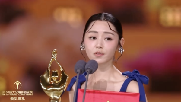 百花奖2026｜卫诗雅凭《破·地狱》勇夺百花影后！带伤出席台上哽咽：我会继续努力