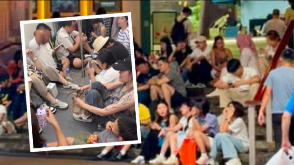 内地游客席地而坐成港铁商铺新常态！“敬请勿坐”告示牌沦为废纸 网友怒喷：完全挡路劝不走
