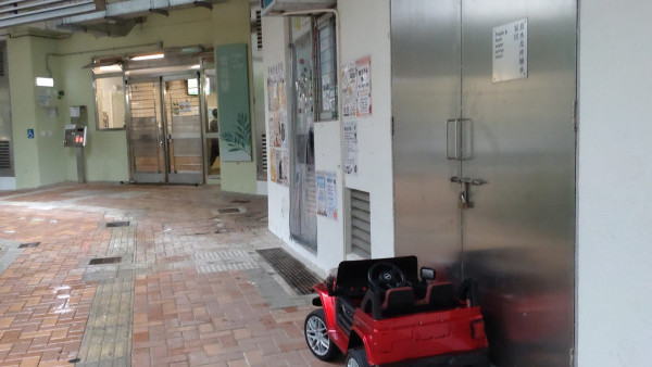 公屋大門外驚見「非法泊車」？兒童電動車隨處擺 網民笑爆︰罰$320兼無牌駕駛！
