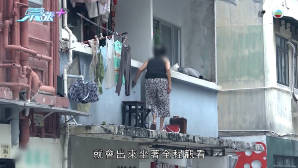 上環奇人「騎樓姐」人肉CCTV監視全街！直擊危坐簷篷驚險一幕 被爆惡霸行為街坊驚驚