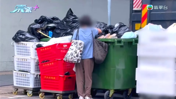 葵涌工廈驚現「過期食材尋寶戰」！大媽垃圾桶密密執三文魚雞翼 專家警告：加熱亦難除毒素恐致命