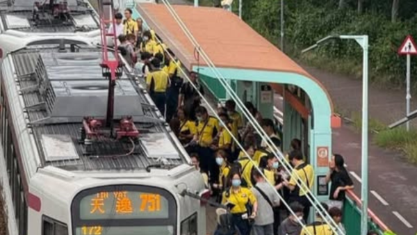 轻铁现查票大军！约20名港铁员工塞爆月台抓逃票！网友笑员工多过乘客 违规即罚$370