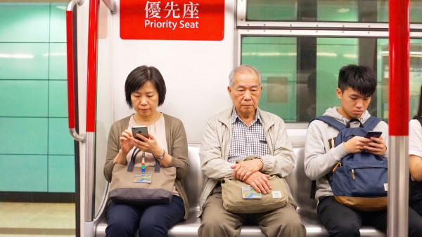 關愛座清泉！地鐵讓座遇「天使婆婆」見後生仔攰1句說話極體貼 網民：好人一生平安