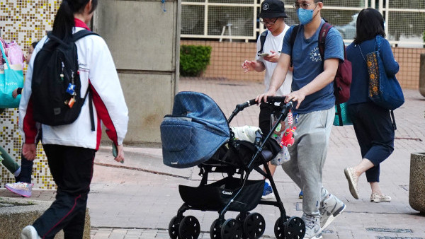 2萬新生嬰兒津貼10月屆滿！出生人數首跌穿3萬 政黨倡施政報告推外傭扣稅3大育兒補貼