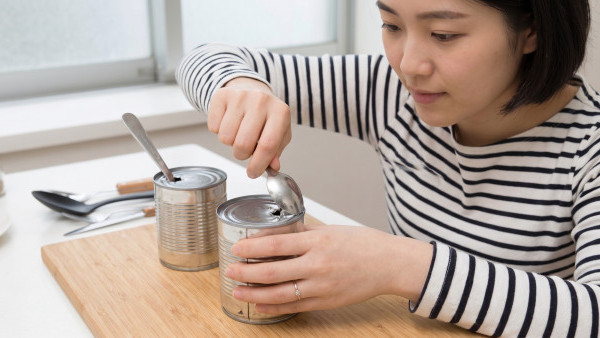 罐頭拉環斷開點算好？日本警視廳教用一支匙羹輕鬆開罐頭 加碼一招無工具開罐法