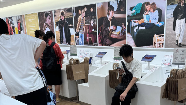 尖沙咀UNIQLO收银机变关爱座！内地客坐机内玩手机 内地网友罕有割席丢脸