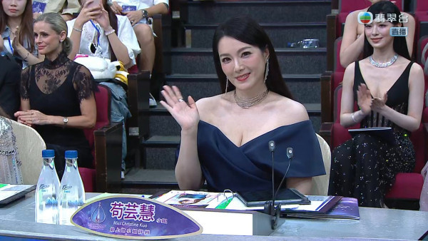 香港小姐2026｜“最上镜小姐”评审苟芸慧状态绝美！无死角神颜获赞“再选都赢多次”