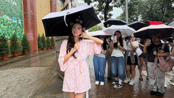 連續兩次出Solo都落黃雨！女團VIVA隊長Carina睡衣毛毛鞋「包租婆Look」現身電台