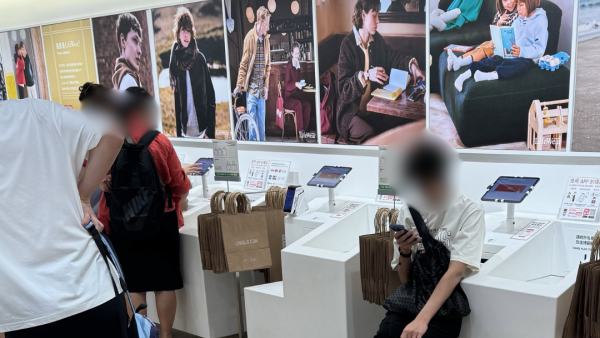 尖沙咀UNIQLO收銀機變關愛座！內地客坐機內玩手機 大陸網民罕有割席轟丟臉