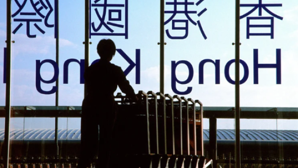 遊客質疑香港機場英文串錯字！發文嫌行李慢 港台網民齊鬧爆