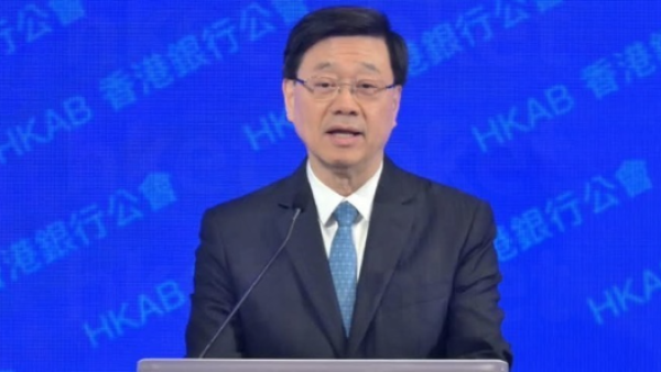 香港首份五年規劃即將公布！李家超預告離岸人民幣4大金融方向 網民憂港幣前景