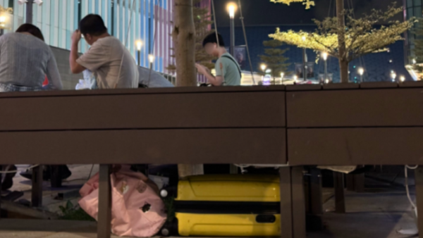 啟德體育園再現奇觀！公眾長凳淪「免費儲物櫃」網民睇到眼火爆：點解咁cheap