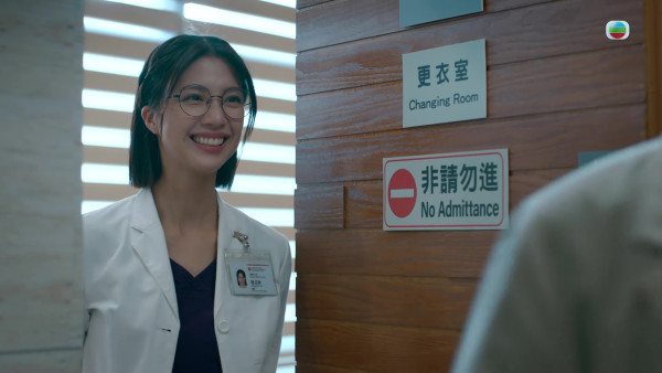 《死有对证》首播｜陈晓华演面懵心精正能量法医新手！笑脸迎战Mean爆上司韦家雄拎晒符