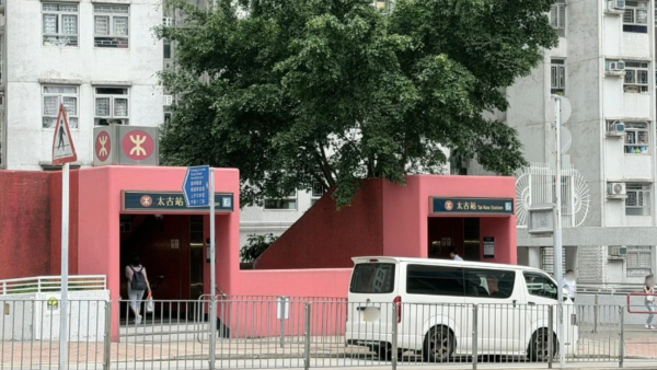 港鐵太古站2大出口近到離譜！網民懷疑工程失誤？港鐵回應拆解設計真相 