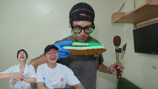 試真D唷｜吳業坤聞發霉廁所拖鞋連環作嘔 綜藝感爆發衝出走火通道江美儀笑翻