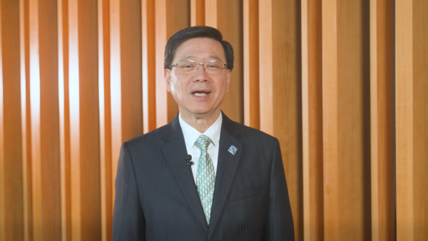 施政报告2026｜李家超率先公开周三衣着细节 揭蓝色徽章绿领带背后大局