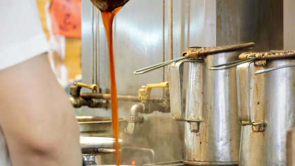 港式奶茶驚變糖水！港人痛批完全冇茶味！內行揭退步內幕：手藝斷層＋用預製茶包？