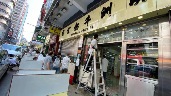 澳洲牛奶公司大清洁场面曝光！直击卡座搬出街 网友激赞干净整洁：拽得有道理