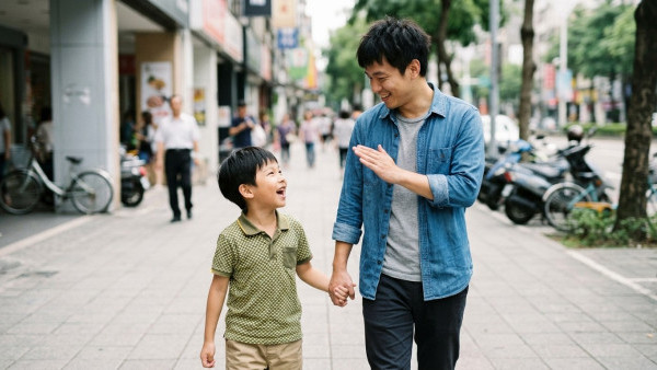 港爸1个手势教仔秒变安静！港漂妈大赞香港小声文化：系长喺骨子里面嘅教养