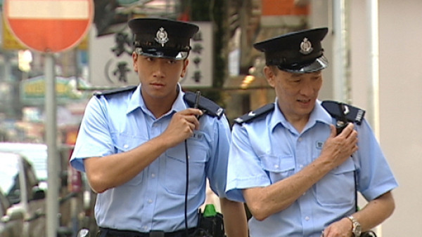 警察查身份证｜带大支水惹截查？盘点网友离奇经历 夜归/买糖水都中招