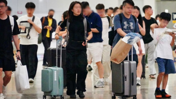 港人13大潜规则震惊内地客！小红书热议港式边界感 网友力撑排队忌贴人