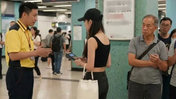 港漂搭東鐵漏拍卡1原因免罰$1000！港鐵回應再惹火 網民怒轟雙重標準：憑咩本地人照罰