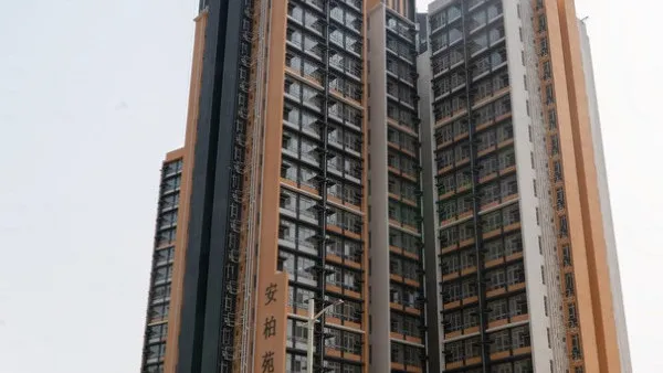 新居屋入伙1年爆外墙渗漏起泡出裂纹！承建商出动10架吊船抢修 房署澄清结构无损：施工工艺欠妥