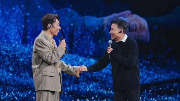 許志安紅館演唱會｜尾場嘉賓歌神張學友驚喜現身 笑爆：「做嘉賓先拿到4張門票」