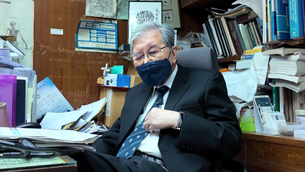 77歲腎科名醫蔡堅多病纏身仍堅持不退休！行醫超過半世紀！拐杖代步「朝九晚九」診症