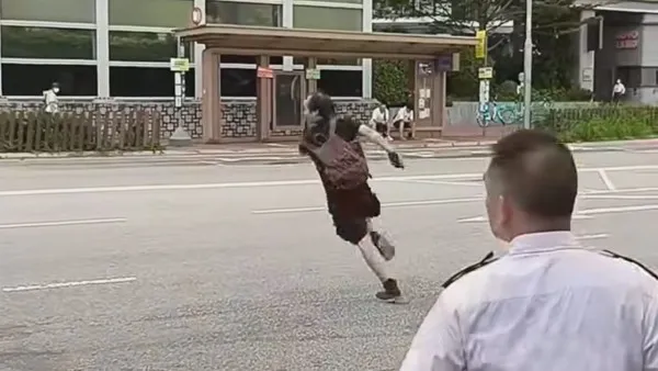 亂掉煙頭疑遭食環截查？屯門黑衣男突衝出馬路逃走！網民兩派熱議：走得甩？