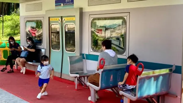 大埔驚現港鐵車卡外型避雨亭！1:1還原退役「烏蠅頭」成隱世打卡位 網民：上次等左好耐都唔開車